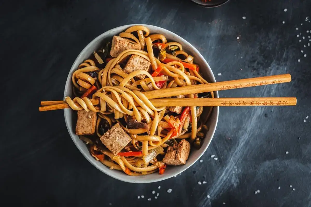 Pyszny makaron udon z tofu i warzywami, idealny na szybki obiad. Ten makaron udon przepis jest prosty i satysfakcjonujący.