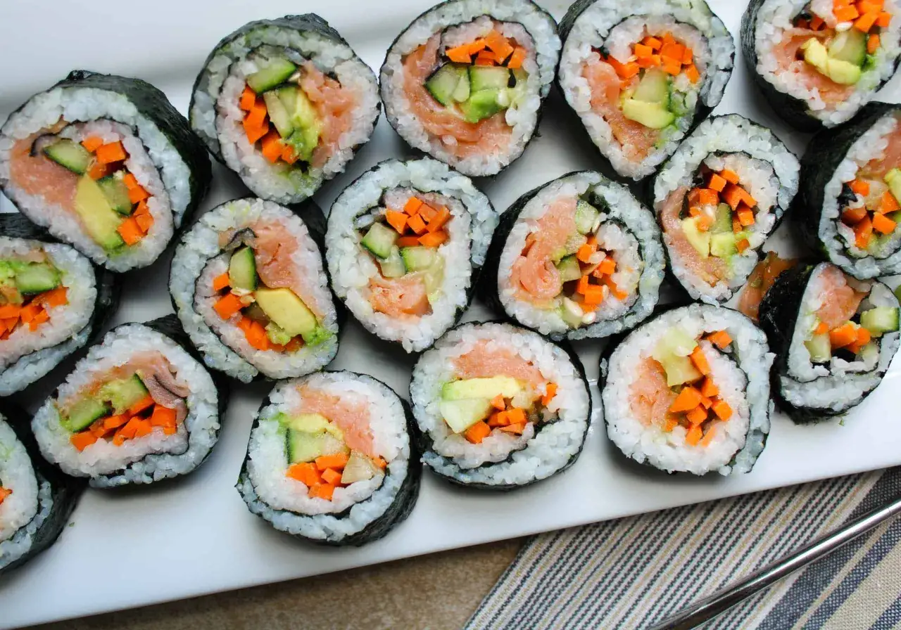 Rolki sushi z łososiem, awokado, ogórkiem i marchewką. Prosty przepis na to, jak zrobić sushi w domu.