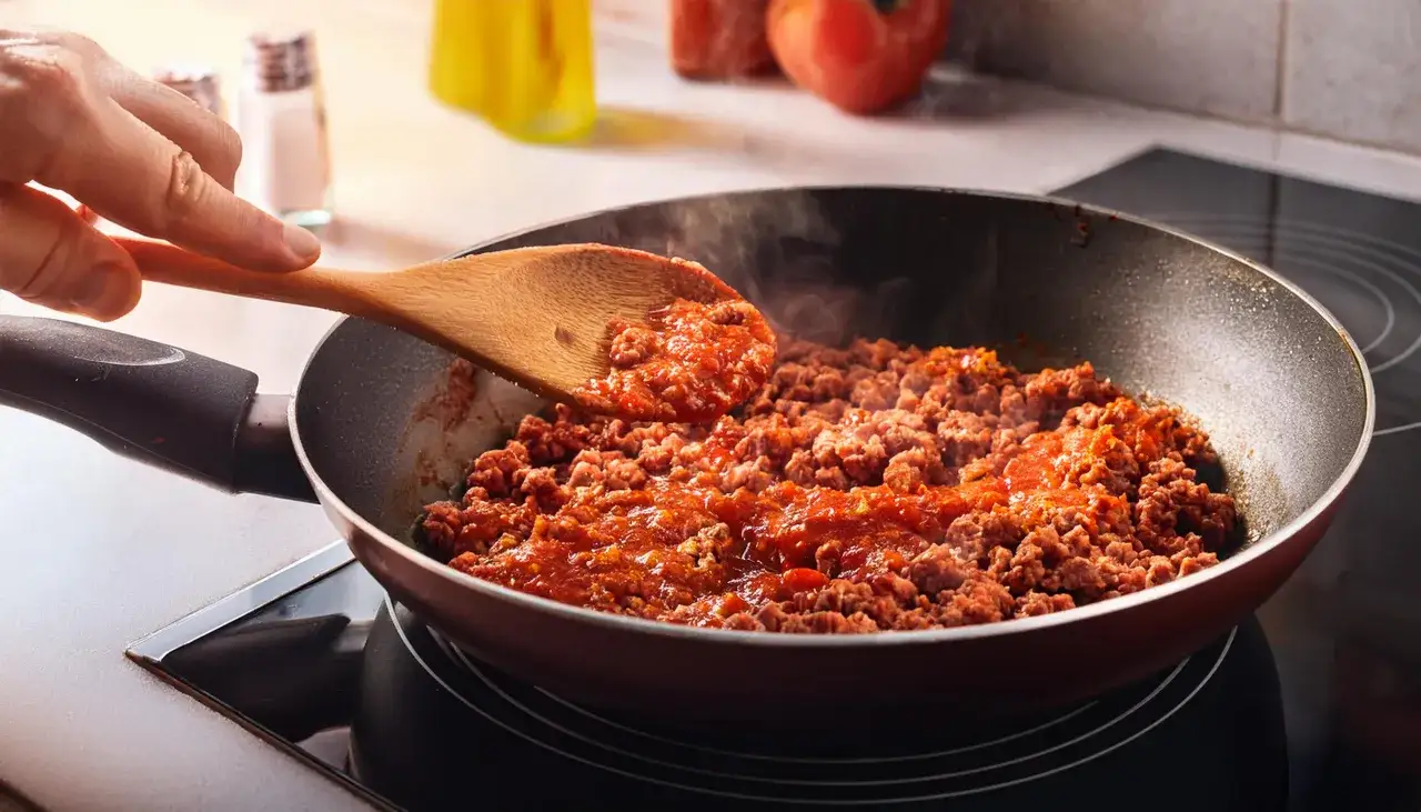 Mielone mięso z sosem pomidorowym na patelni, idealne jako jakie mięso do spaghetti.