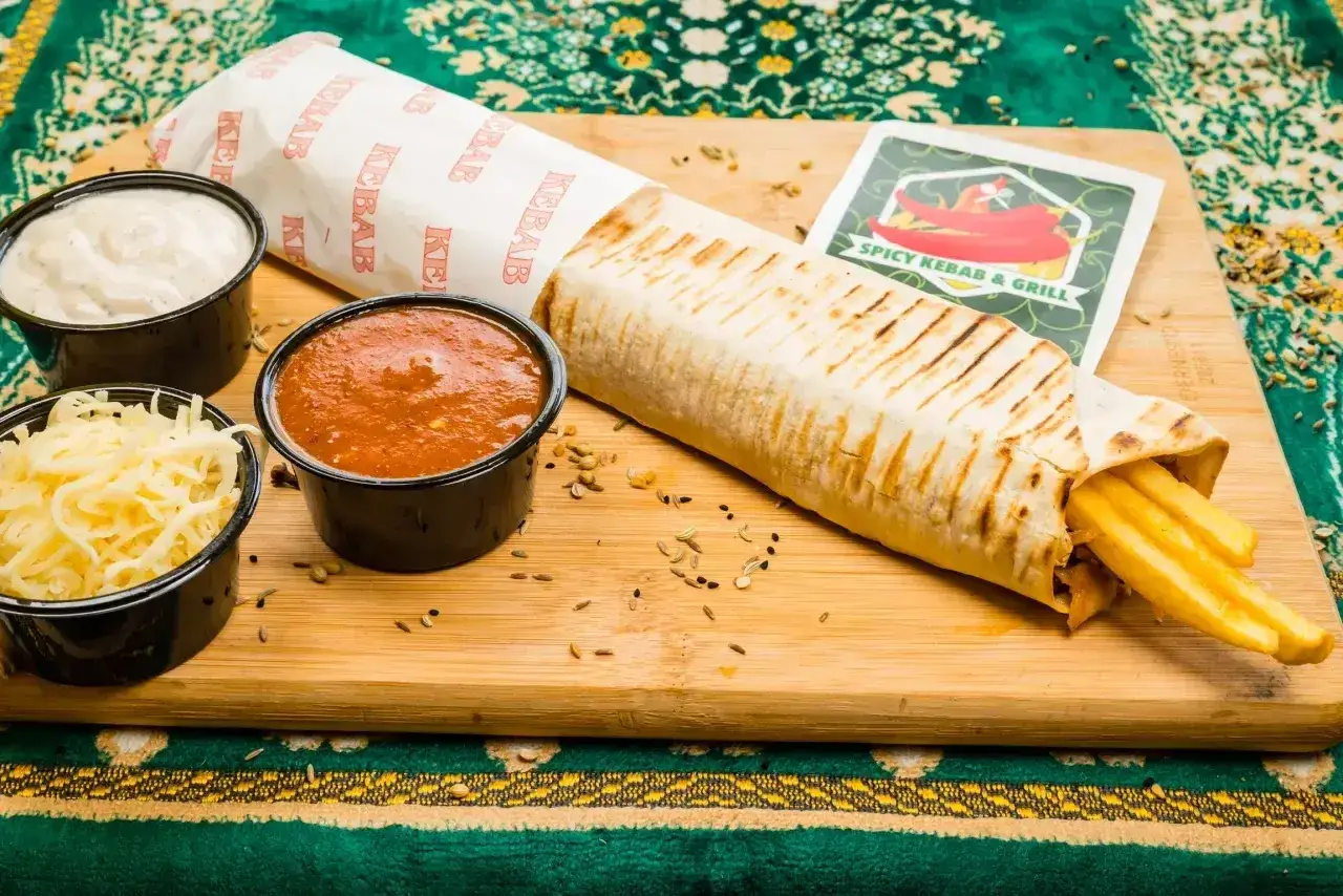 Duży kebab z frytkami, sosem i serem. Zastanawiasz się, ile kalorii ma duży kebab? To pyszne danie z pewnością dostarczy energii!