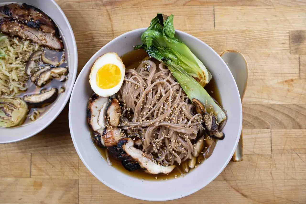 Jak zrobić ramen? Miska z makaronem, grillowanym kurczakiem, jajkiem na pół, grzybami shiitake i pak choi.