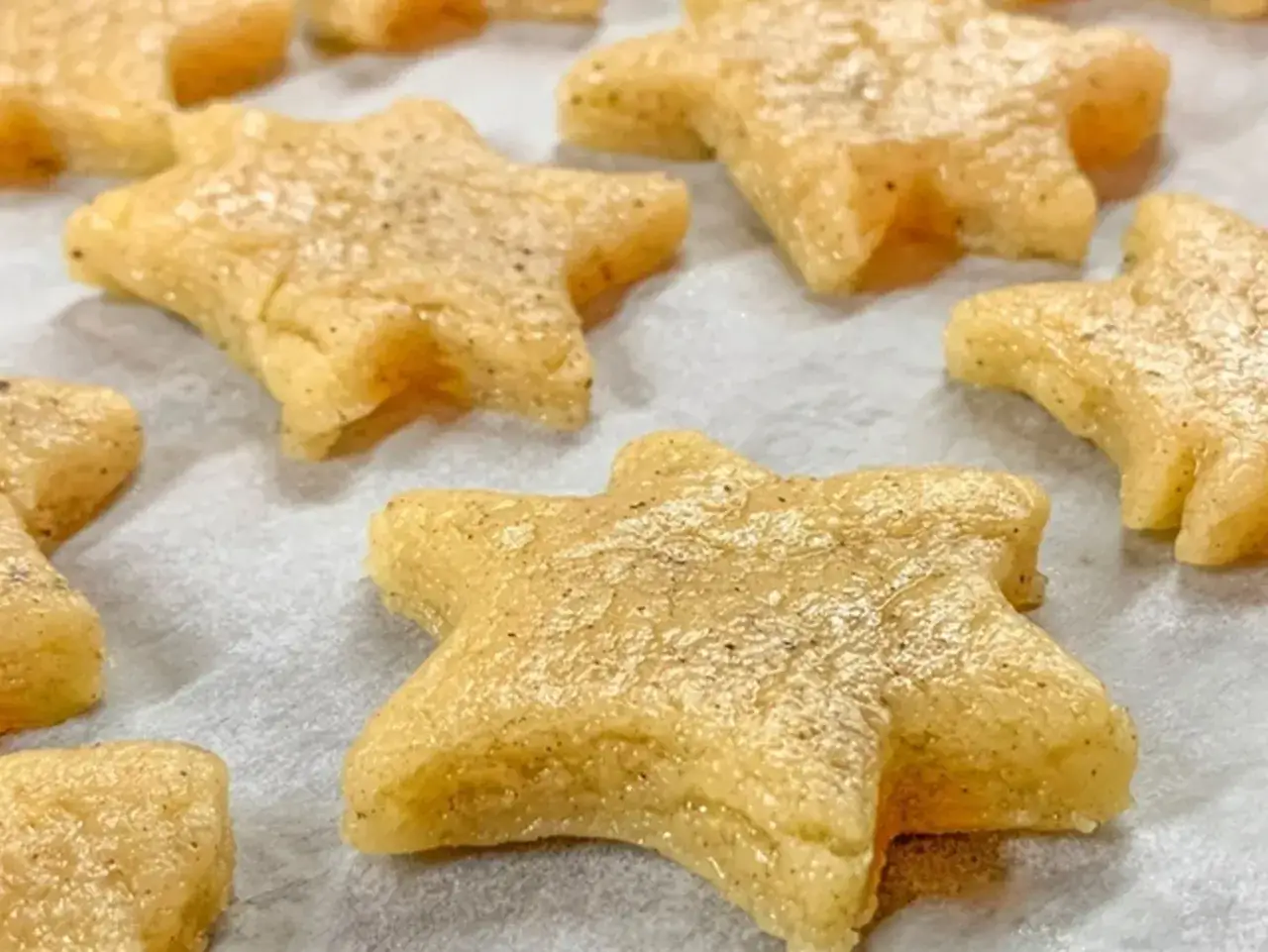 Gwiazdki z ciasta, gotowe do pieczenia. Szybkie kruche ciasteczka, które zachwycą każdego.