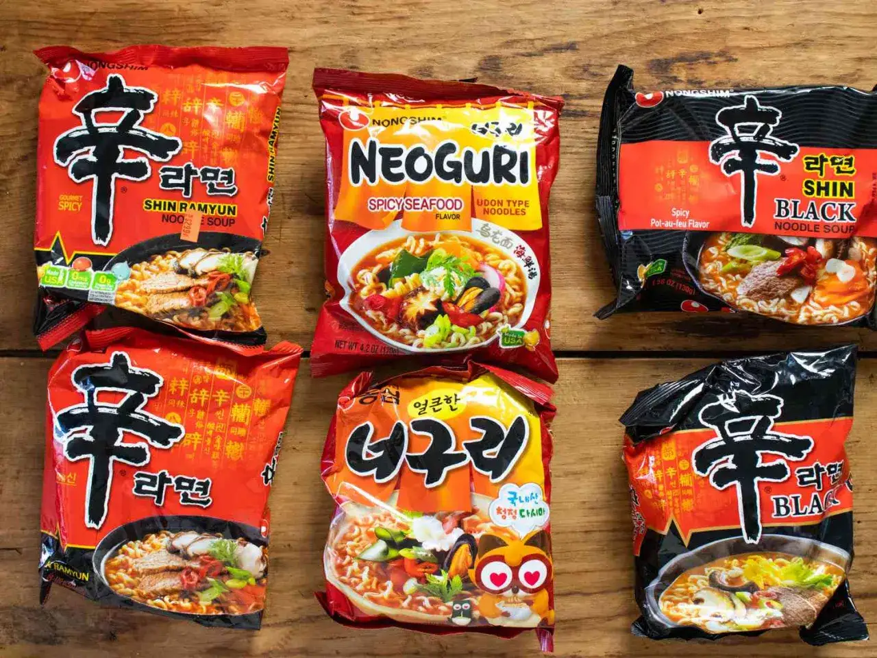 Gdzie kupić buldak ramen? Na zdjęciu opakowania popularnych zup instant Shin Ramyun, Neoguri i Shin Black.