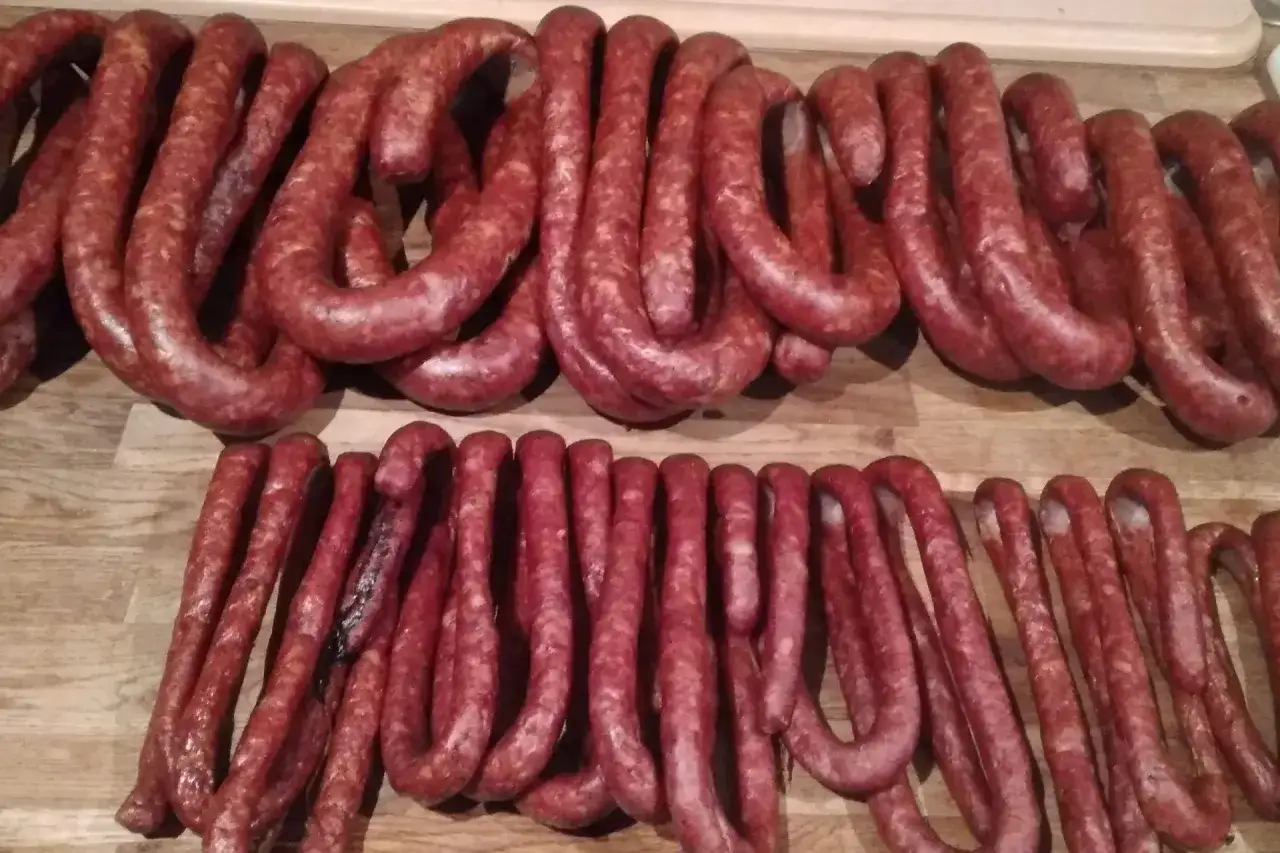 Gotowe do wędzenia, pachnące swojskie wędliny. To jest prawdziwa wiejska kiełbasa przepis, który warto poznać.