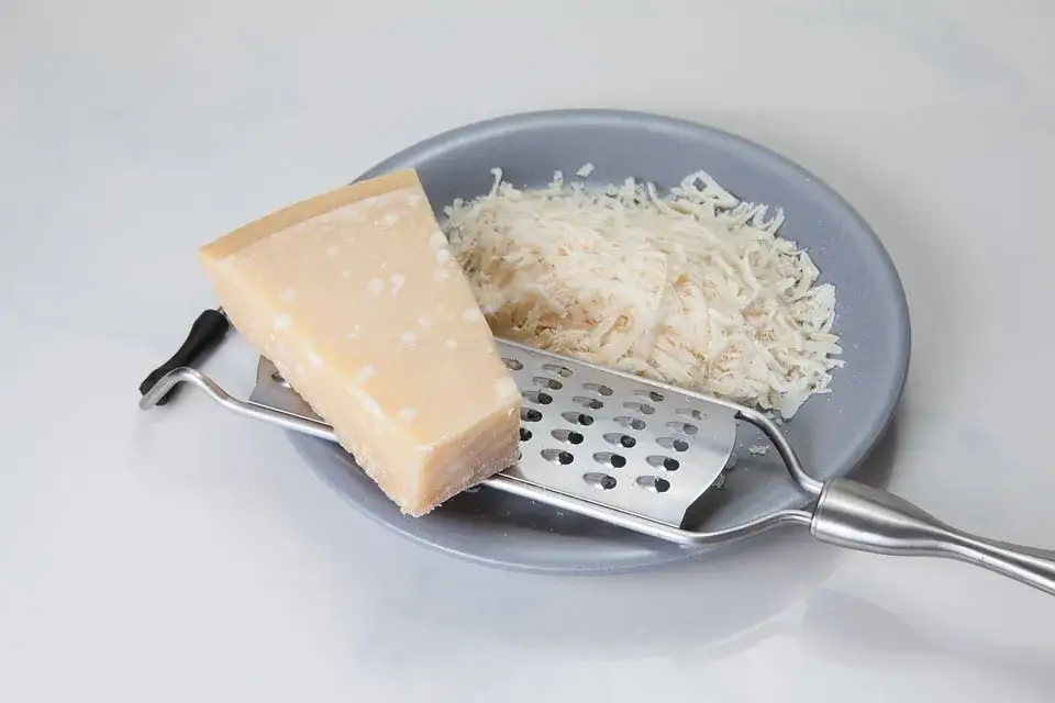 Zdjęcie Parmezan z czego jest? Odkryj tajemnice jego autentyczności i smaku