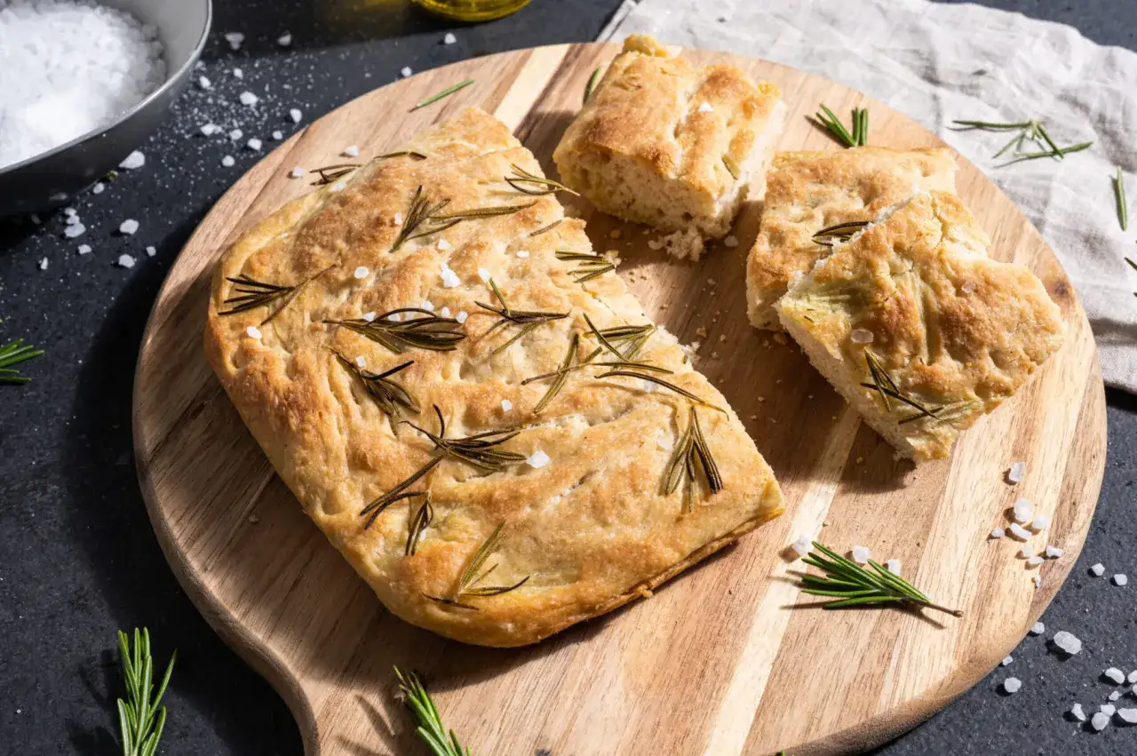 Oryginalna włoska focaccia przepis: złocista, chrupiąca z rozmarynem i solą morską. Idealna do dzielenia się.