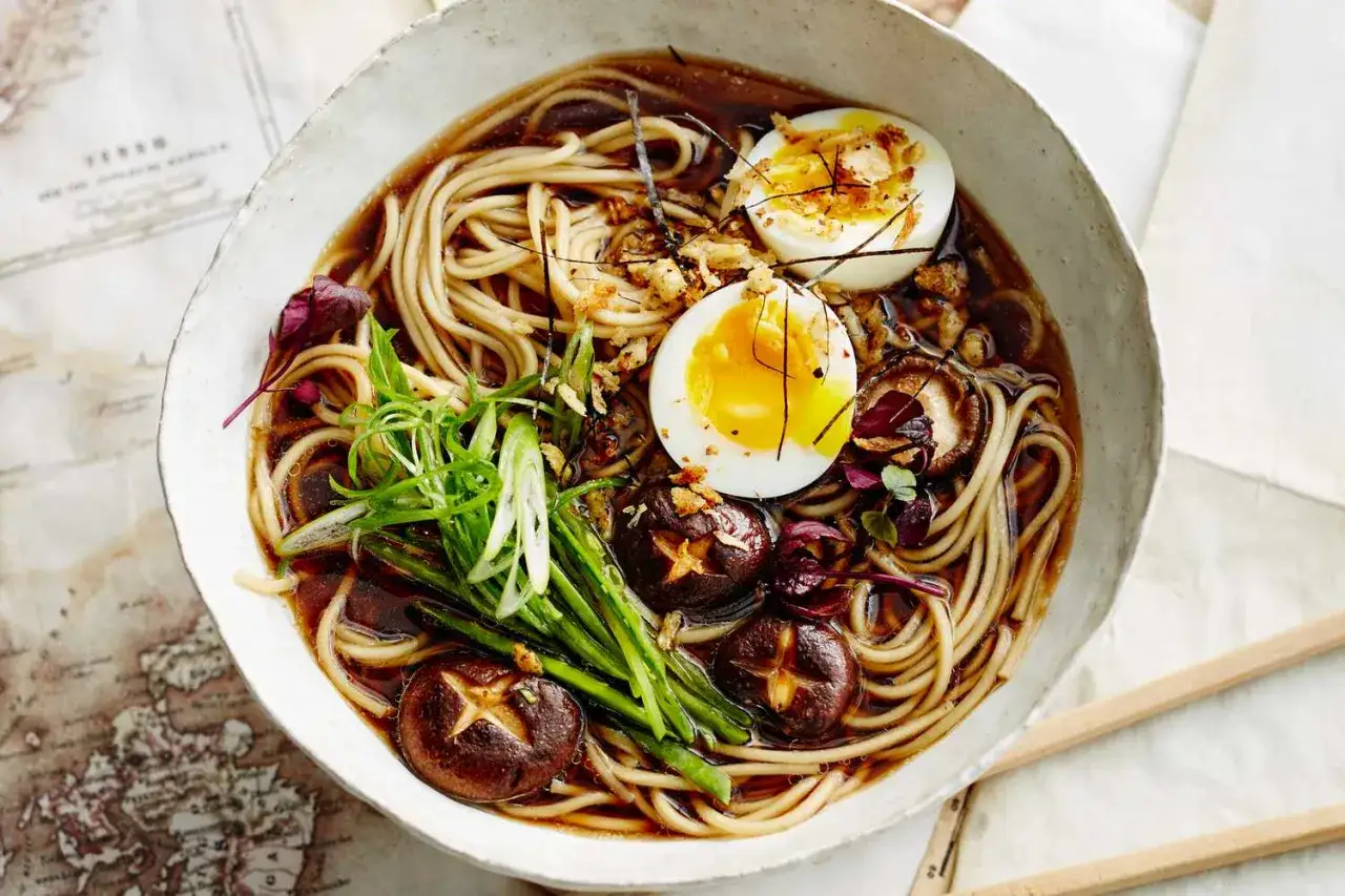 Miseczka aromatycznego ramenu z grubym makaronem, jajkiem na pół, grzybami shiitake i szczypiorkiem. Idealny wybór, jaki makaron do ramen!
