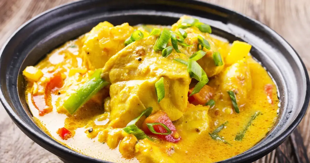 Aksamitne curry z kurczakiem i warzywami, idealne do ryżu. Przyprawa curry nadaje mu głęboki smak.