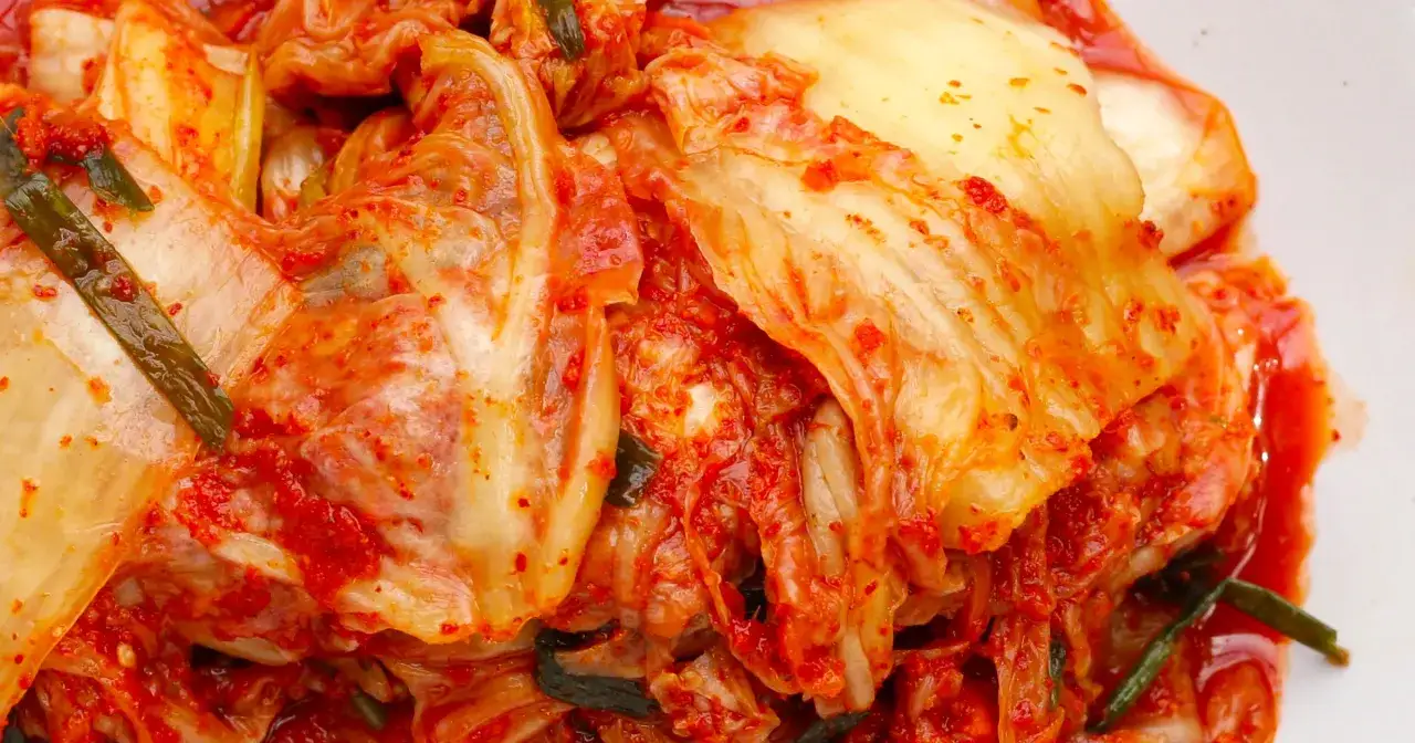Pikantne, fermentowane warzywa. To jest kimchi, tradycyjne koreańskie danie, które warto znać!