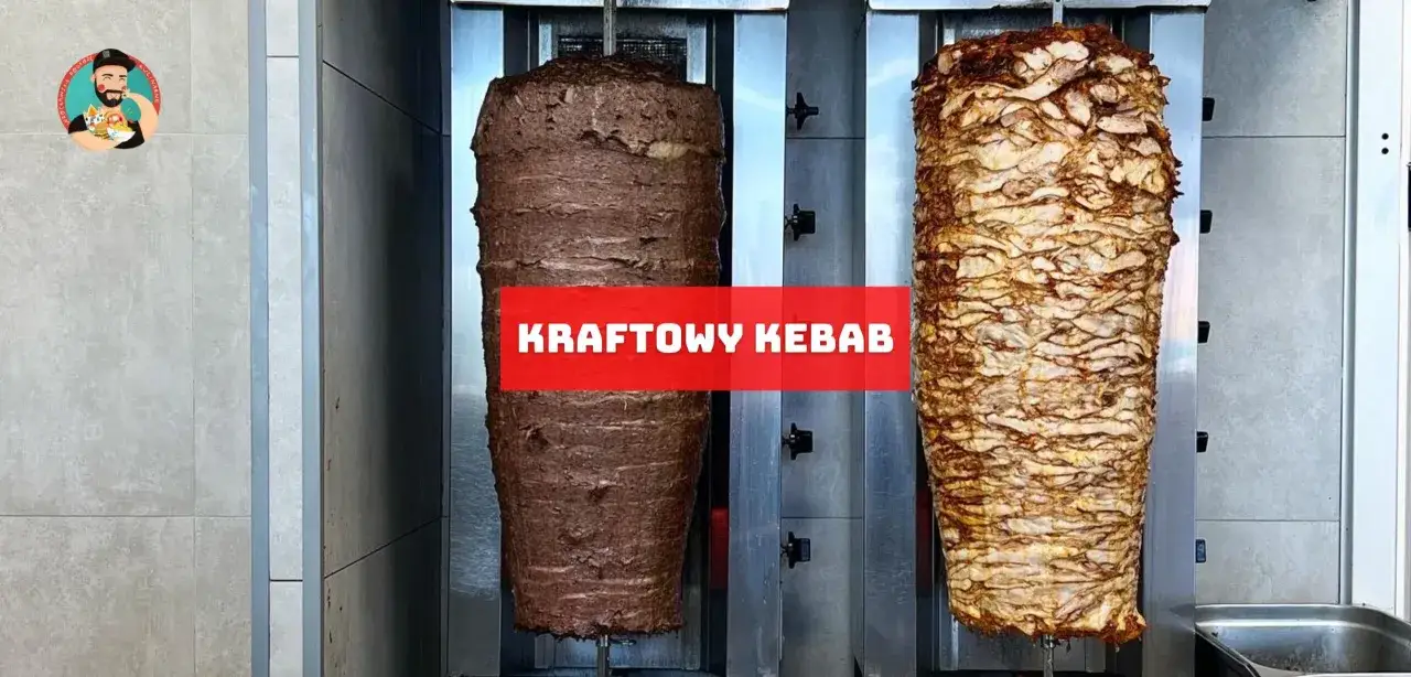 Dwa pionowe, obracające się rożny z mięsem na kebab. Jeden ciemniejszy, drugi jaśniejszy. Napis