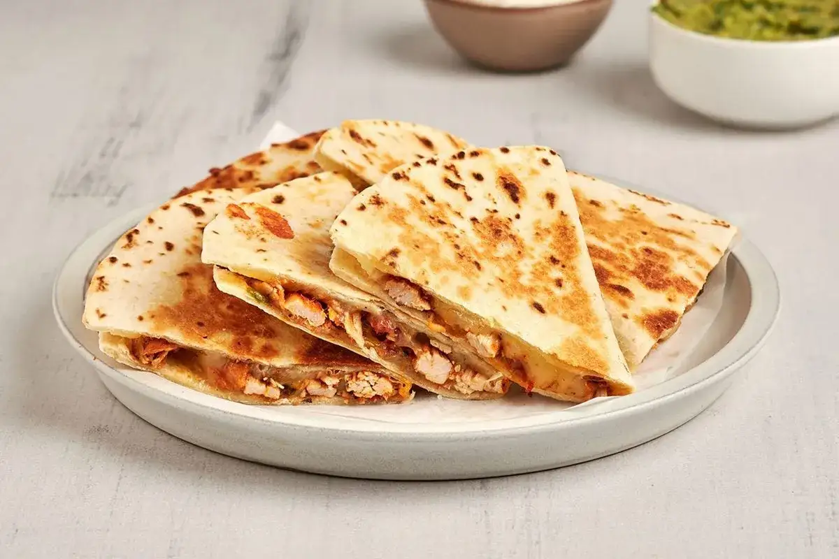 Pyszne quesadillas z kurczakiem na talerzu. Idealne, gdy zastanawiasz się, co z tortilli na obiad.