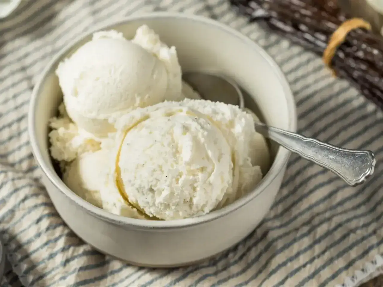Pyszne lody śmietankowe, idealne na upalne dni. Ten przepis na lody śmietankowe jest prosty i szybki.