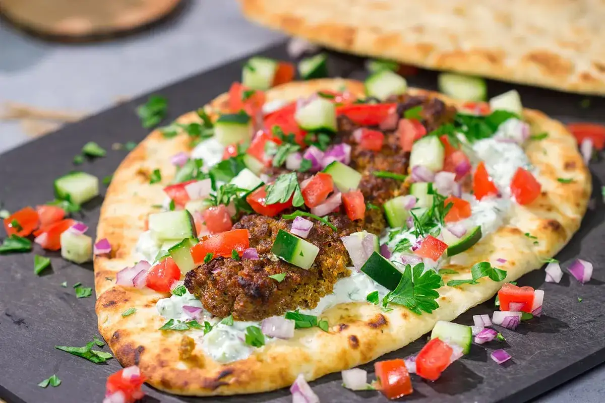 Pyszny kebab w picie z soczystym mięsem, świeżymi warzywami i kremowym sosem. Idealny na szybki lunch.
