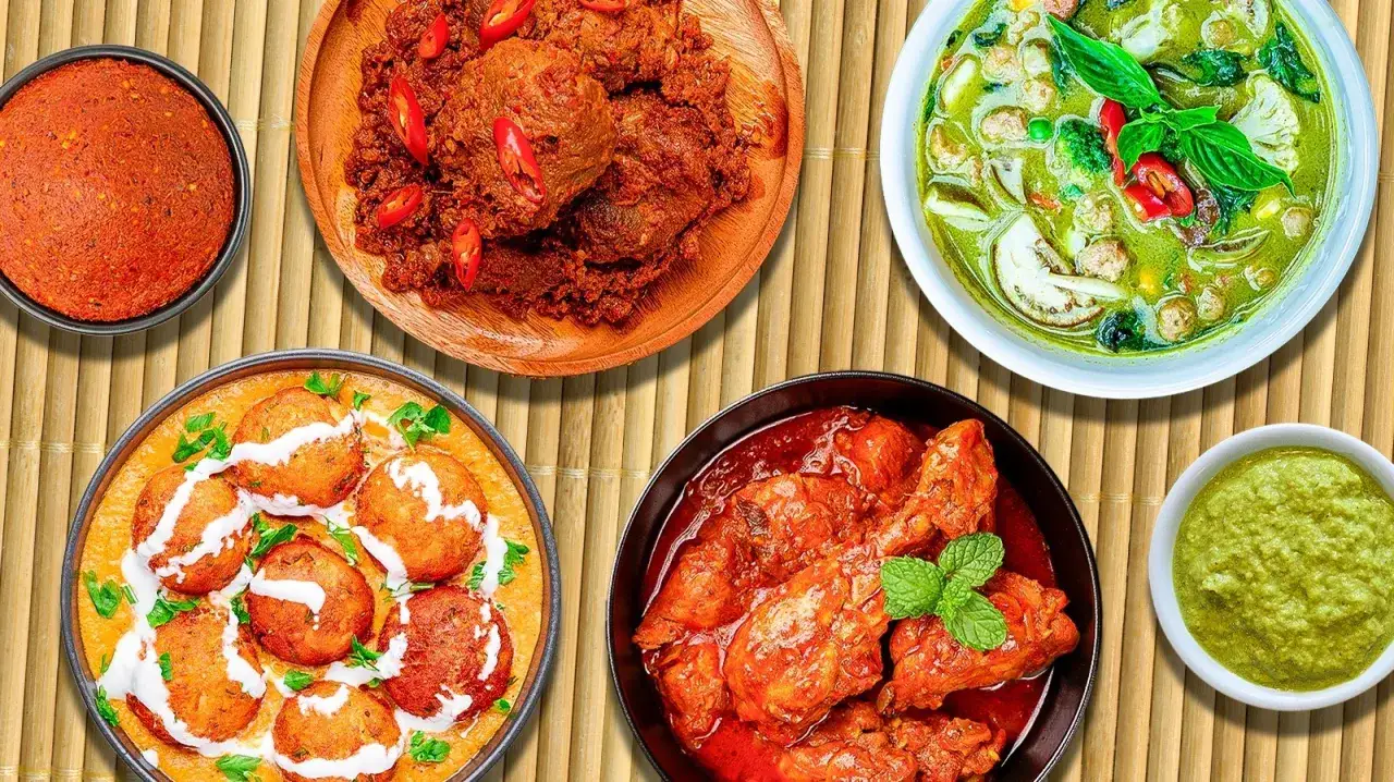 Kolorowe dania kuchni azjatyckiej: pasta curry do czego używać? Zielone curry, kurczak w sosie, kotleciki i dipy.