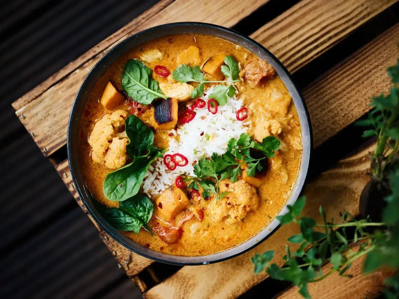 Aksamitny kurczak w sosie curry z ryżem, kalafiorem i batatami. Prosty przepis na pyszny obiad.