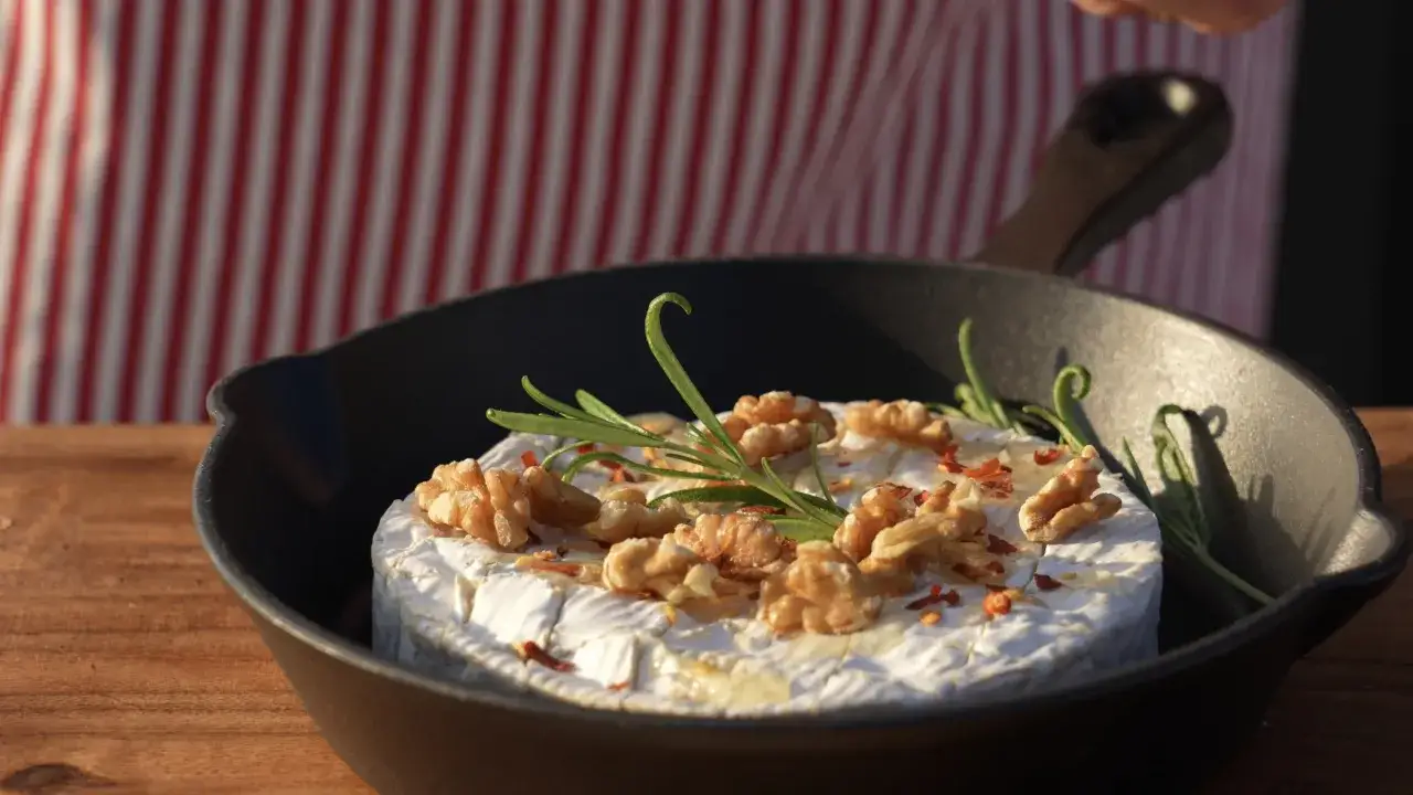 Ser camembert z orzechami i rozmarynem, idealne przekąski na grilla, w żeliwnej patelni.