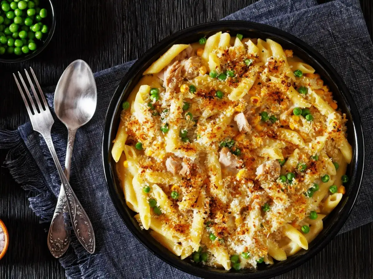 Zapiekanka z makaronem penne, tuńczykiem z puszki, groszkiem i kukurydzą, posypana chrupiącą panierką.