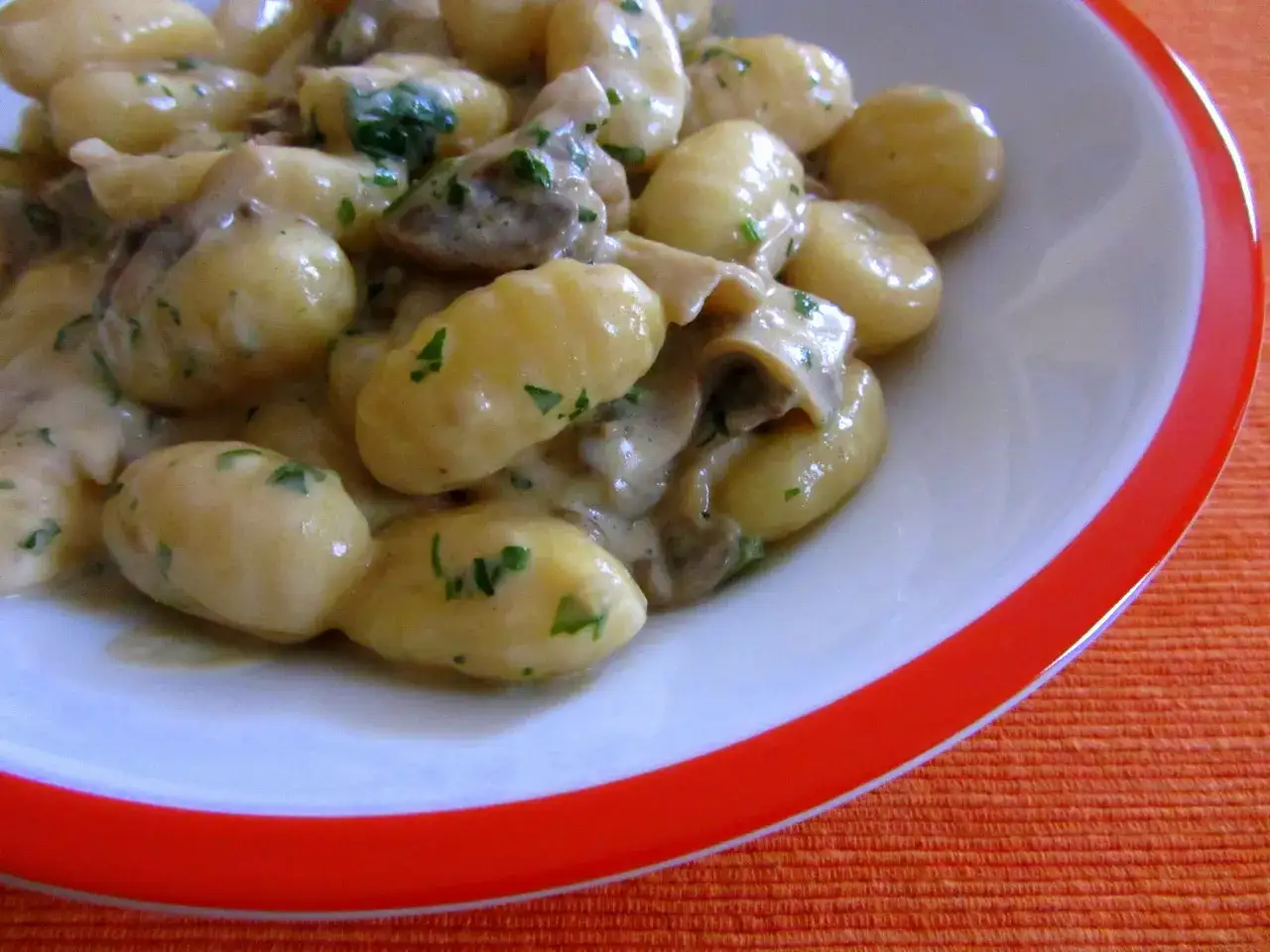 Pyszne gnocchi z grzybami w kremowym sosie, idealne na szybki obiad. Ten przepis na gnocchi z sosem zachwyci każdego!