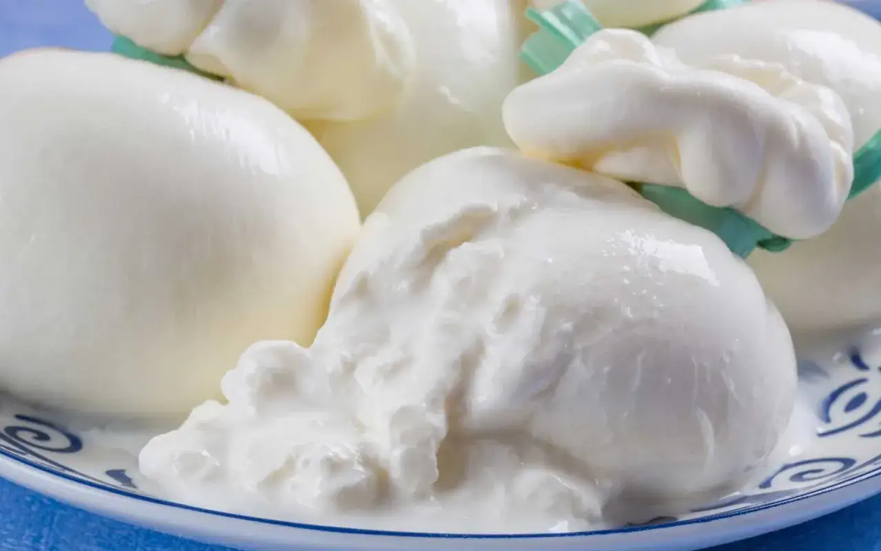 Świeża burrata co to? Delikatny ser z kremowym wnętrzem, gotowy do rozkoszowania się.