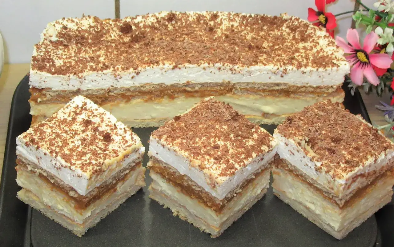 Pyszne ciasto 3 bit, prosty przepis na domowy deser. Warstwy kremu, karmelu i biszkoptów posypane czekoladą.