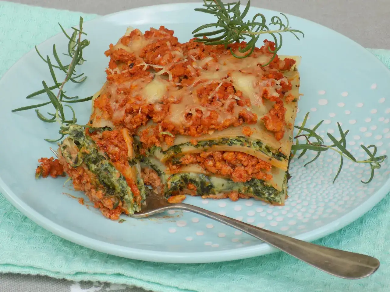 Pyszna lasagne z mięsem mielonym i szpinakiem, idealna na prosty obiad. Aromatyczny sos i ciągnący ser zachęcają do spróbowania.