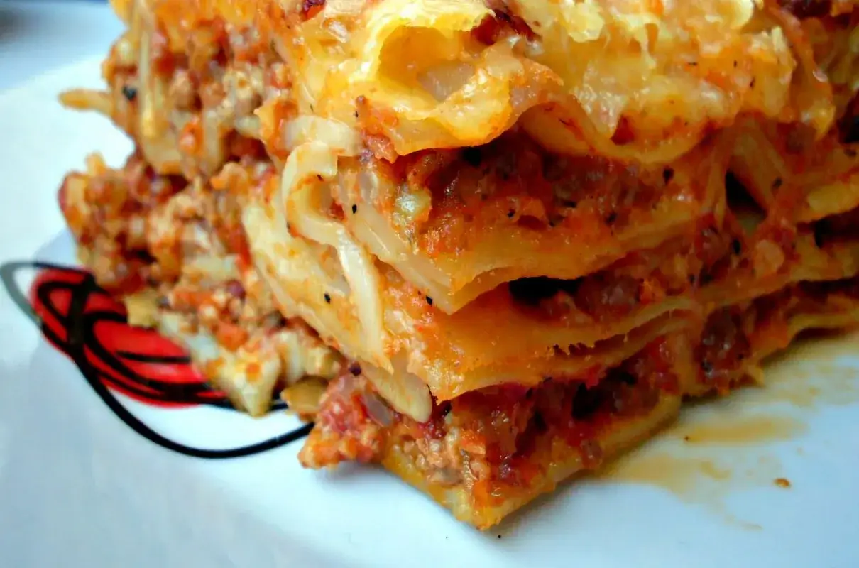 Pyszna, wielowarstwowa lasagne z mięsem mielonym i sosem pomidorowym. Idealna inspiracja, jak zrobić lasagne.