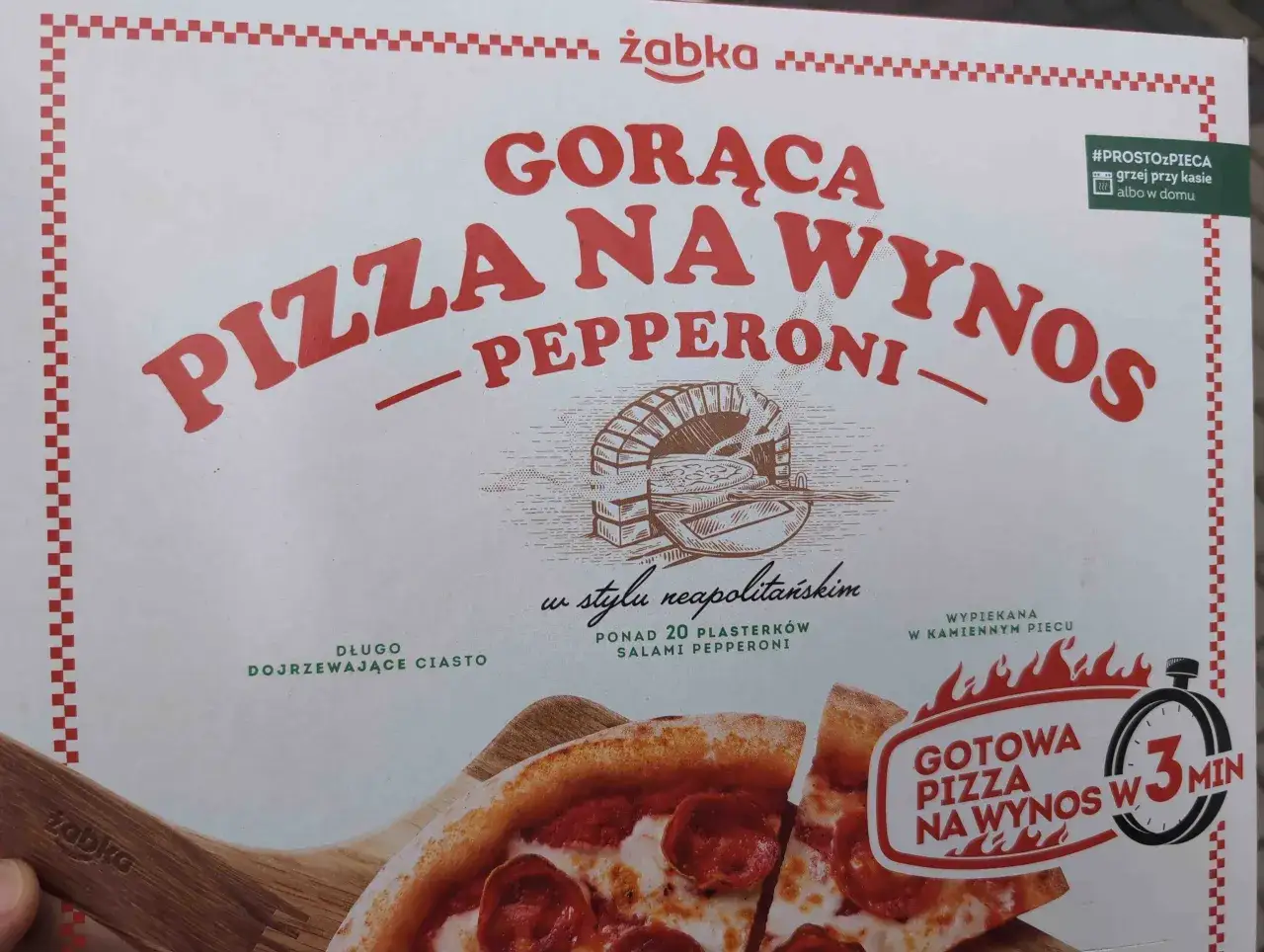 Gorąca pizza z Żabki w stylu neapolitańskim, z ponad 20 plasterkami salami pepperoni. Gotowa w 3 minuty!