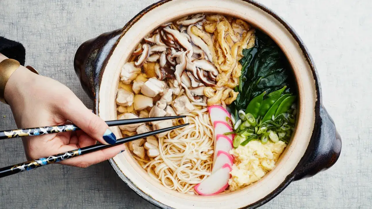 Pyszny makaron udon z kurczakiem, grzybami i warzywami. Zastanawiasz się, makaron udon co to? To gruby, pszenny makaron, idealny do sycących zup.