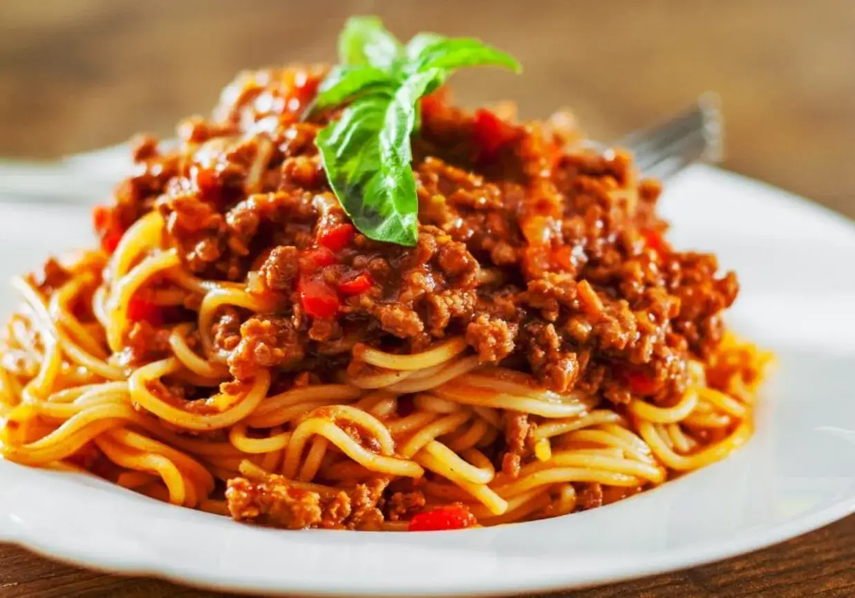 Pyszne spaghetti bolognese, idealne na obiad. Dowiedz się, jak zrobić spaghetti krok po kroku!