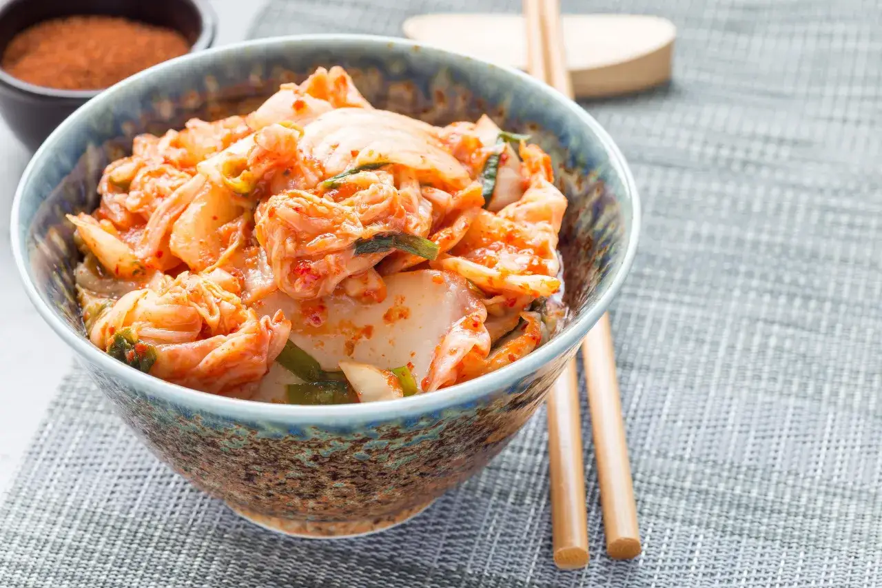 Miseczka z pikantnym, fermentowanym kimchi, idealnym do poznania smaku Korei. Pałeczki czekają.