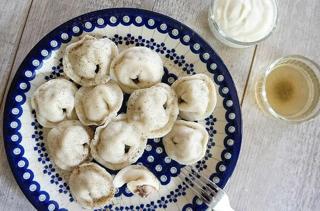 Pyszne pierogi ukraińskie, gotowe do zanurzenia w śmietanie lub bulionie. Idealne na obiad!