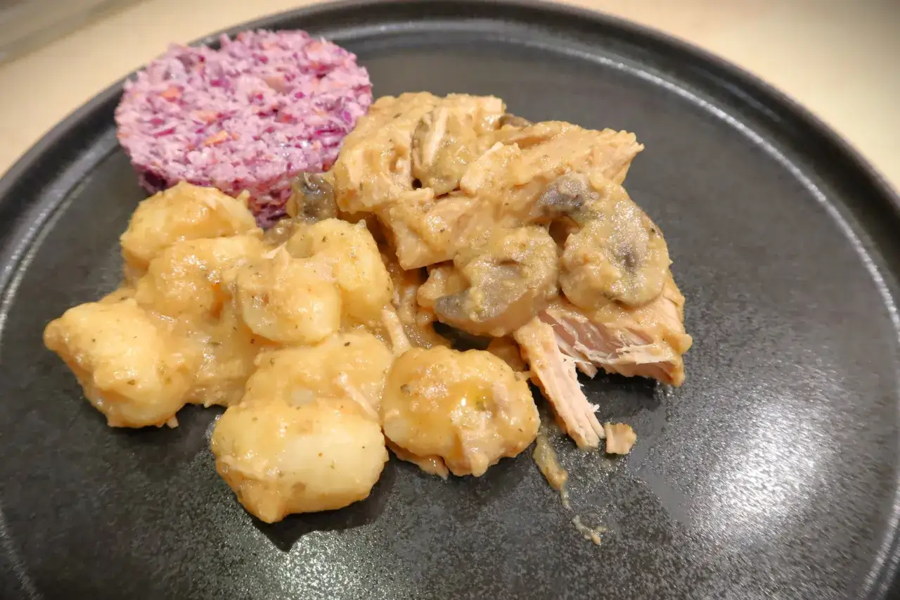 Schab gotowany 2 razy po 10 minut w sosie z pieczarkami, podany z kluskami i czerwoną kapustą.