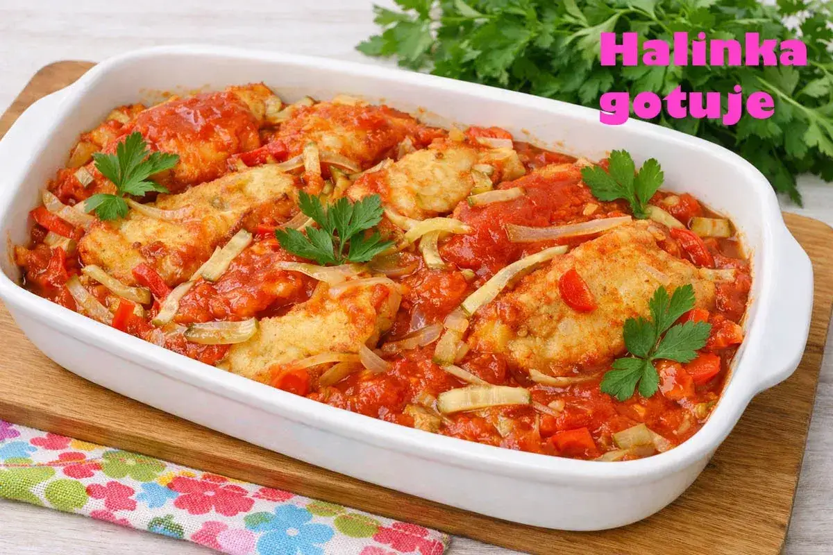 Ryba po japońsku w sosie pomidorowym z warzywami, udekorowana natką pietruszki. Halinka gotuje!