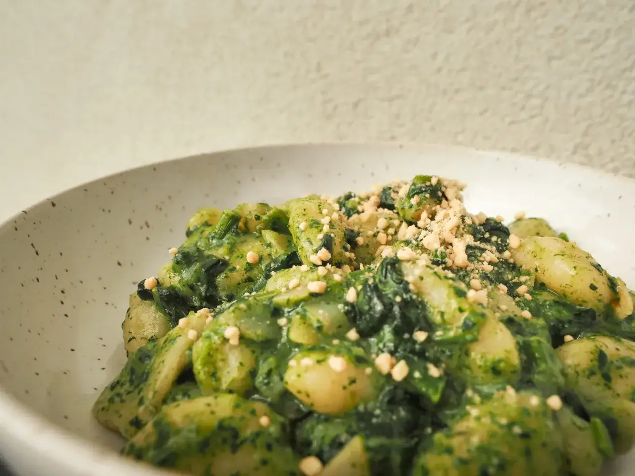 Pyszne gnocchi ze szpinakiem i orzechami, idealne na szybki obiad. Ten przepis na gnocchi z sosem zachwyci każdego!