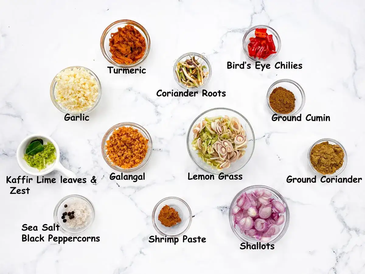Składniki do pasty curry: czosnek, kurkuma, chili, trawa cytrynowa, galangal, kaffir, kmin, kolendra, krewetki, szalotki, sól, pieprz. Która pasta curry jest najostrzejsza?