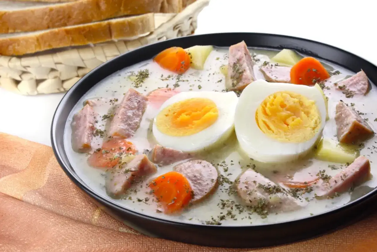 Biała kiełbasa z jajkiem i marchewką w kremowym sosie, jak u dziadka. Pyszny, domowy obiad.