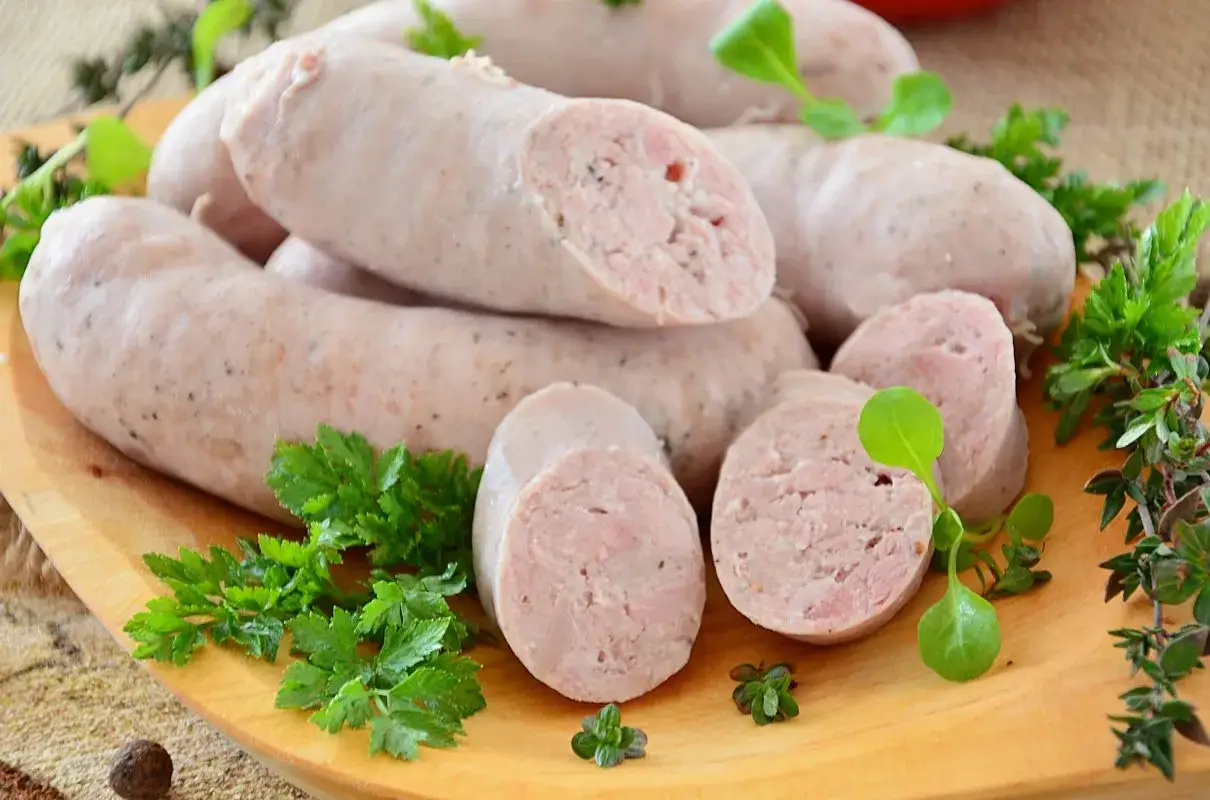 Biała kiełbasa, jak u dziadka. Aromatyczna, domowa, z ziołami. Idealna na Wielkanoc.