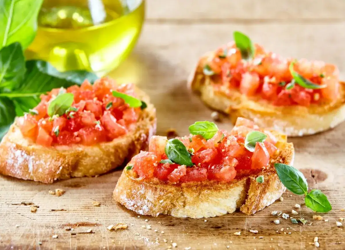 Bruschetta z pomidorami i mozzarellą - przepis na pyszne, chrupiące grzanki z dodatkiem świeżych ziół. Idealna przekąska!