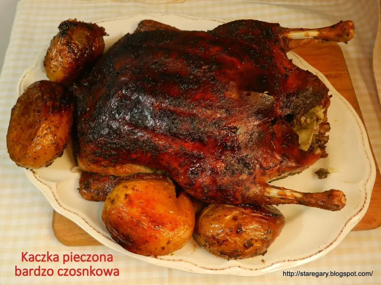 Pieczona kaczka z czosnkiem, soczysta i aromatyczna, dzięki marynacie do kaczki. Podana z chrupiącymi ziemniaczkami.