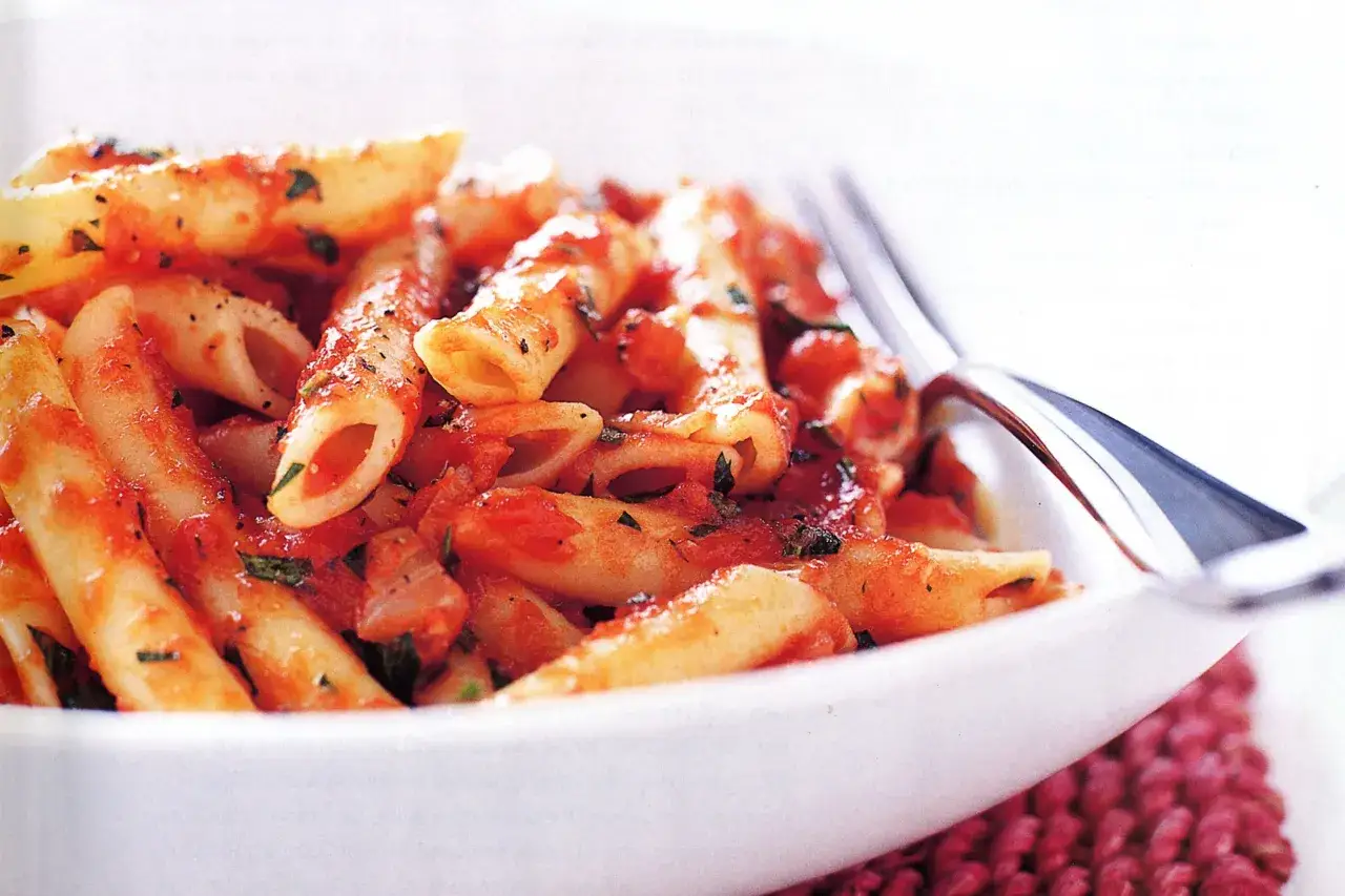 Penne z sosem pomidorowym i ziołami, idealne do wypróbowania tego przepisu na makaron z sosem.