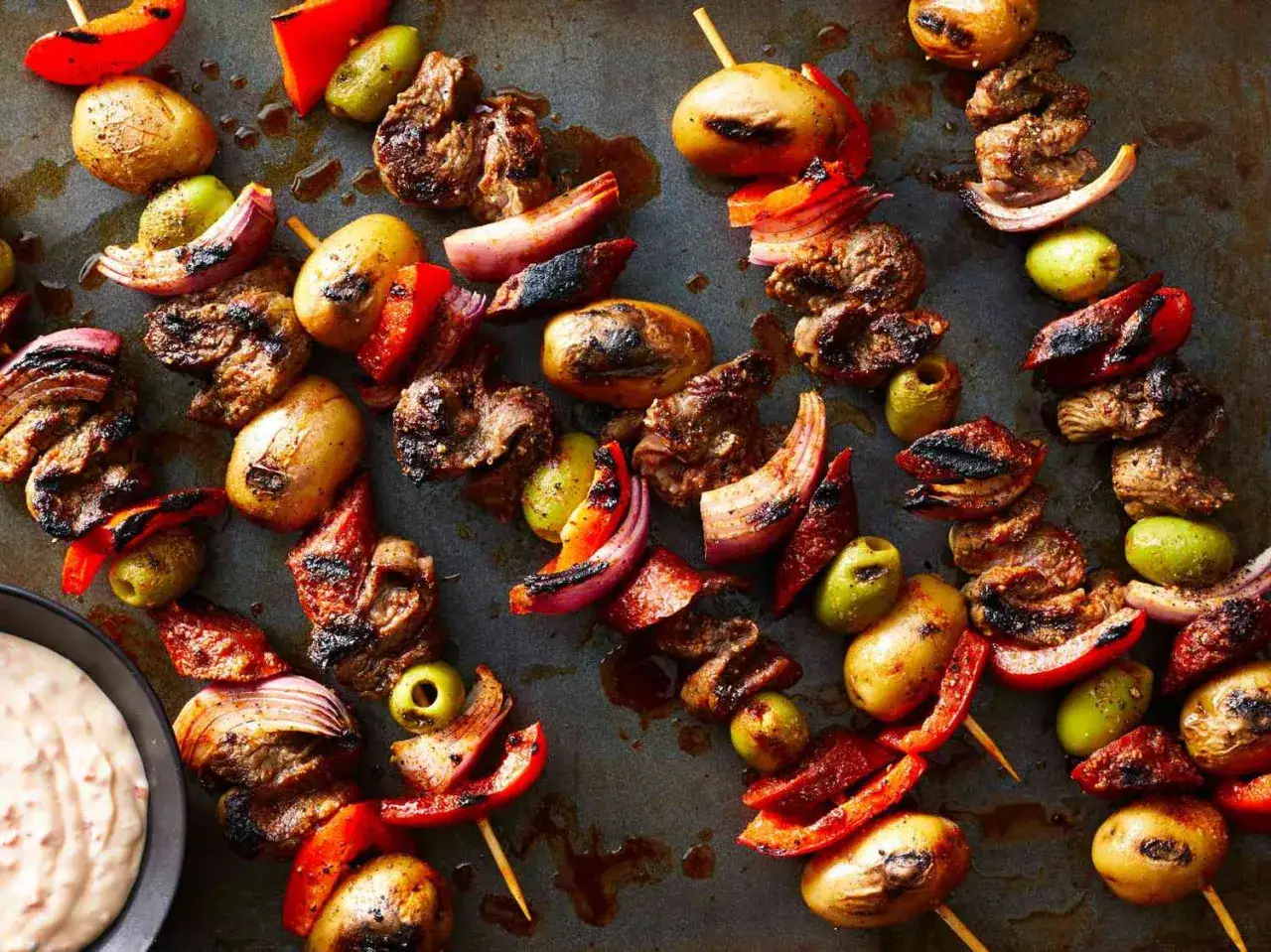 Grillowane szaszłyki z mięsem, ziemniakami, papryką i oliwkami. Zastanawiasz się, ile kalorii ma kebab? Te szaszłyki to pyszna alternatywa.