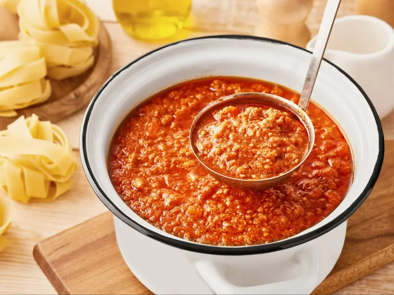 Gęsty sos bolognese w garnku, gotowy do podania z makaronem. Prosty przepis na pyszny obiad.