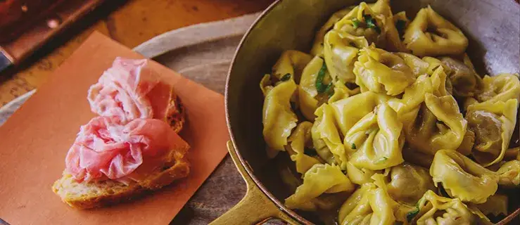 Zdjęcie Jakie sosy i dodatki najlepiej pasują do tortellini prosciutto?