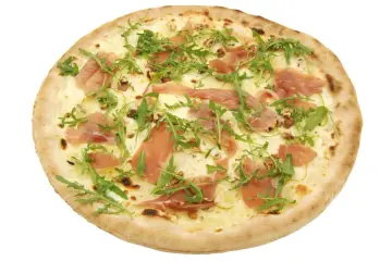 Pizza parma z rukolą i orzechami włoskimi, na białym sosie, z cienkimi plastrami szynki parmeńskiej.