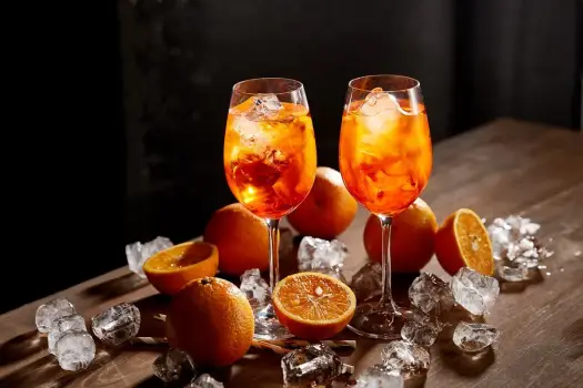 Ile procent ma Aperol? Poznaj prawdę o alkoholu w Spritzu!
