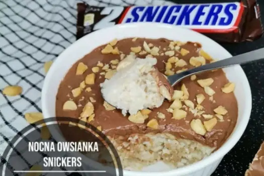 Nocna owsianka ze skyrem - przepis na kremowe śniadanie