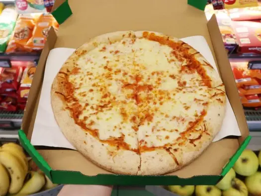 Pizza z Żabki - Czy to hit na głód? Smaki, ceny, opinie