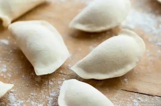 Ciasto na pierogi bez jajek - miękkie i elastyczne. Sprawdź!