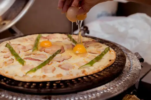 Pizza z jajkiem - Jak zrobić włoski klasyk z płynnym żółtkiem?