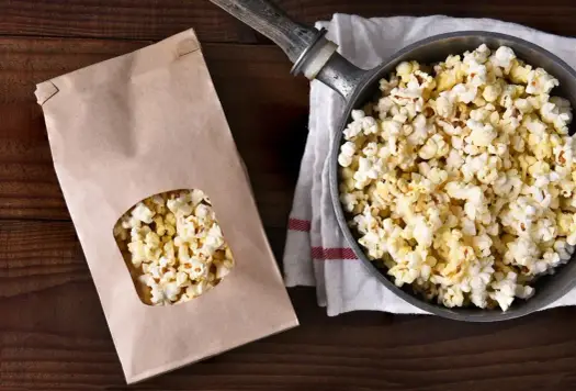 Domowy popcorn - idealny w garnku? Sprawdź, jak go zrobić!